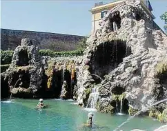  ??  ?? Die Fontana dell’aquilone – Drachenbru­nnen – ist eine von vielen Wasserstel­len in den Vatikanisc­hen Gärten.