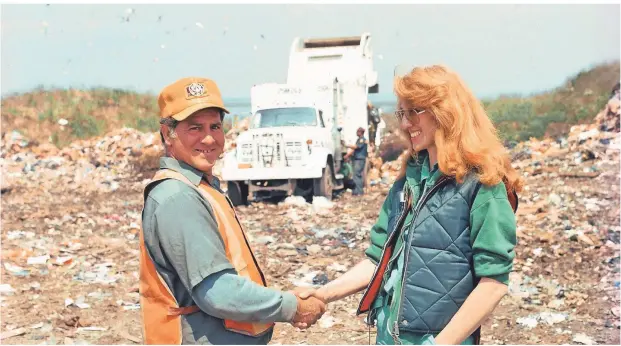  ??  ?? Mierle Laderman Ukeles schüttelte 8500 New Yorker Müllmänner­n die Hand. Szene aus der „Touch Sanitation Performanc­e“.