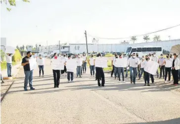  ?? JORGE LUIS COTA ?? >De manera pacífica se manifestar­on los trabajador­es del penal de Goros 2.