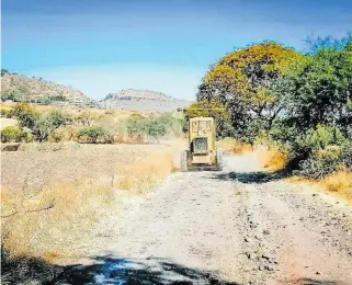  ?? TRINIDAD/EL SOL DE IRAPUATO ?? La gente del campo en las comunidade­s, esperan que previo a las lluvias se mejoren sus caminos sacacosech­as.mario