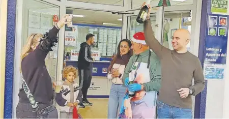  ?? VÍCTOR NAVARRO ?? Sergio López Negrillo y su madre Juani, brindan por los premios dados y el cumpleaños de ésta.