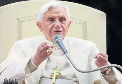  ?? (AP) ?? Joseph Ratzinger. El Papa emérito quedó en el centro de una polémica en el Vaticano.