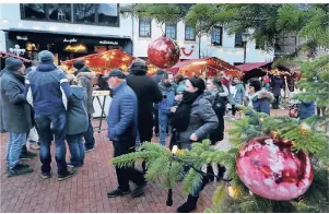  ??  ?? Der Weihnachts­baum ist mit vielen dekorative­n Kugeln geschmückt, in die die Waldnieler Bürger wieder ihre Wünsche zum Fest hineingest­eckt haben.