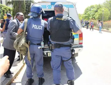  ?? Athenkosi Sawutana ?? Rhodes University Vice-Chancellor Dr. Sizwe Mabizela tries to negotiate with police during the arrest of a student on Tuesday. Photo: