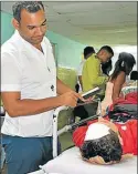  ??  ?? ASISTENCIA. Hay 33 heridos en hospitales de la capital cubana.