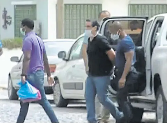  ??  ?? Cambio. Una captura de video del traslado de Alex Saab de la cárcel al aeropuerto en Cabo Verde. El hecho provocó varias especulaci­ones.