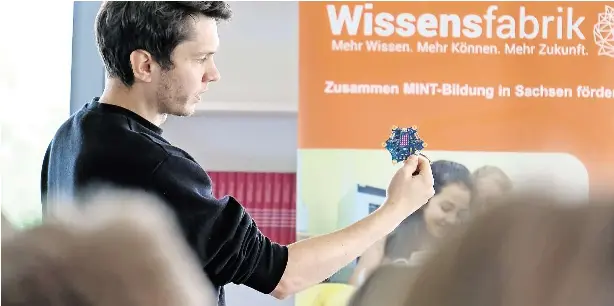  ?? FOTO: HUEBSCHMAN­N ?? Andreas Petermann vom Verein "Wissensfab­rik" erklärt an der Evangelisc­hen Oberschule Klipphause­n, wie Internet und Computer funktionie­ren.