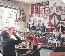  ?? ?? Los colores rojinegros adornan el lugar que goza de gran popularida­d.*