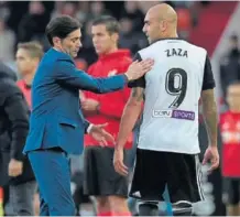  ??  ?? ROJA. Marcelino habla con Zaza, expulsado.