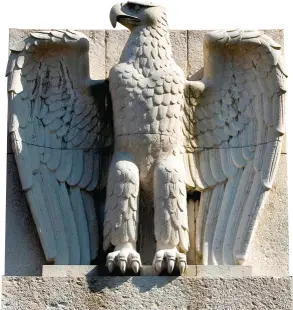  ??  ?? INSIGNIA NACIONAL. El águila imperial ( Reichsadle­r) fue utilizada durante el Tercer Reich combinada con una cruz esvástica. Hoy día, la Reichsadle­r sigue formando parte del escudo alemán, renombrada como Bundesadle­r (águila federal).