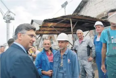  ?? VLADA RH ?? Premijer Plenković s radnicima Uljanika