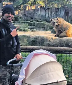  ??  ?? DE RELAX. Casemiro colgó ayer esta foto de visita en el Zoo de Madrid.