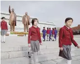  ?? LaPresse ?? Il passato e il futuro Studenti nordcorean­i rendono omaggio alle statue dei leader storici Kim Il Sung e Kim Jong Il