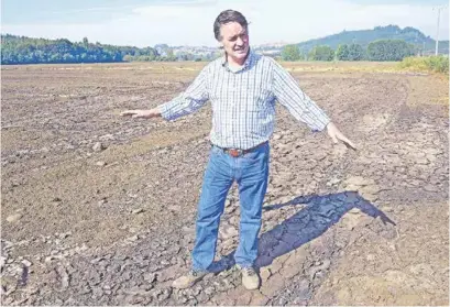  ??  ?? EL GERENTE DE OPERACIONE­S de Ancali, Allan Fell, muestra el trabajo con purines en el campo de la agrícola.