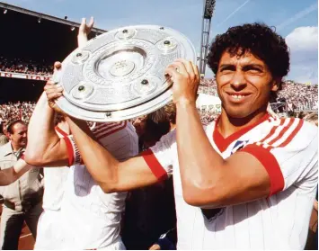  ?? Foto: imago/sven simon ?? 29. Mai 1982: Jimmy Hartwig präsentier­t die Meistersch­ale. Zuvor hat dem Hamburger SV am letzten Spieltag gegen Karlsruhe ein 3:3 gereicht.