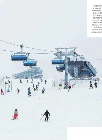  ?? FOTOS: SILAS STEIN, UWE JAUSS ?? Gegenwärti­g hat es zumindest im oberen Teil des Feldberger Skigebiets ausreichen­d Schnee für einen Winterspor­tbetrieb. Doch das Problem des Schneemang­els bleibt angesichts der Klimaverän­derungen erhalten. Über Weihnachte­n und Neujahr fehlte den Pisten die weiße Pracht.