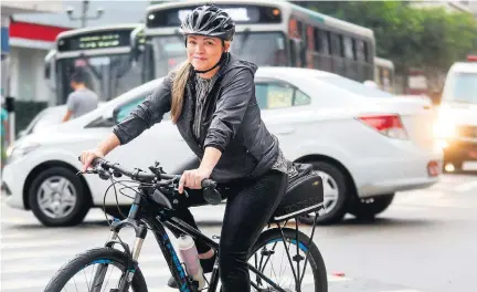  ?? ALEX SILVA/ESTADAO ?? Rotina. Vanessa Bressane percorre todos os dias 40 km de bicicleta da zona leste à sul e toma banho em academia