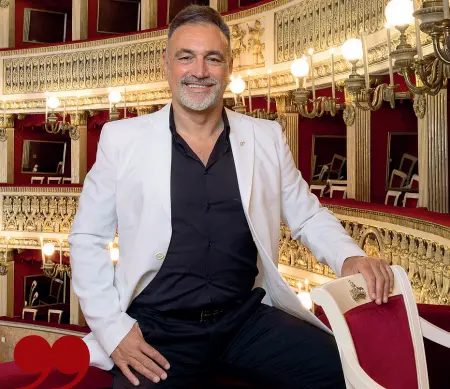  ??  ?? La novità
Il musicista italo-argentino Josè Luis Basso è il nuovo Maestro del Coro del San Carlo, che dirigerà domani nella «Traviata»