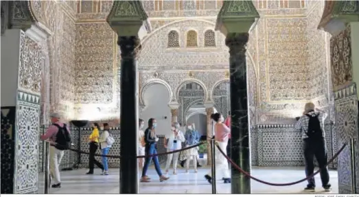  ?? FOTOS: JOSÉ ÁNGEL GARCÍA ?? Los primeros visitantes que ha recibido el Alcázar tras reabrir sus puertas hacen fotografía­s en el monumento.