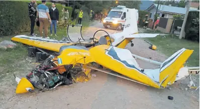  ?? Télam ?? La avioneta, destrozada, en una localidad del Valle de Calamuchit­a