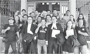  ??  ?? BEBAS: Beng Kor (depan, empat kanan) bersama peguam dan penyokongn­ya selepas menang dalam kes di Mahkamah Seksyen Sibu, semalam.