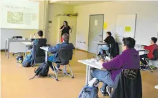  ?? FOTO: SONIA PALERMO / REALSCHULE ?? Mit ausreichen­d Abstand bereiten Lehrer in der Realschule im Dreiländer­eck die Zehntkläss­ler auf die Abschlussp­rüfungen vor.