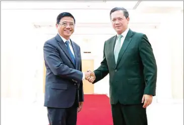  ?? STPM ?? Prime Minister Hun Manet (right) shakes hands with Thai ambassador to Cambodia Cherdkiat Atthakor, during the latter’s courtesy call on January 10.