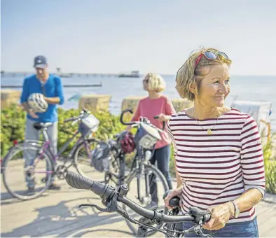  ?? DPA-BILD: Oliver Franke ?? Immer am Meer entlang: Kellenhuse­n liegt am Ostseeküst­en-Radweg.