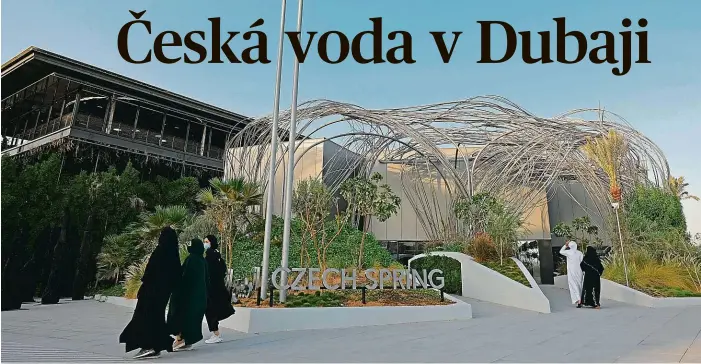  ?? ?? Oáza v Dubaji Česká mise se na světové výstavě prezentuje v části zaměřené na udržitelno­st a svoji expozici nazvala České jaro. Její hlavní hvězdou je systém
S. A. W. E. R., který vyrábí vodu ze vzduchu (dole). Zajímavou podívanou na celou plochu výstaviště skýtá vyhlídková věž s otočnou plošinou (vpravo).