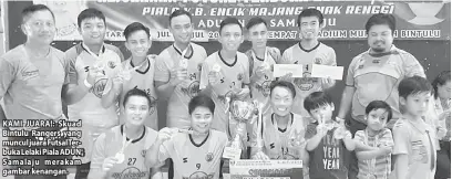  ??  ?? KAMI JUARA!: Skuad Bintulu Rangers yang muncul juara Futsal Terbuka Lelaki Piala ADUN Samalaju merakam gambar kenangan.