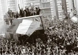  ?? Yara Nardi/reuters ?? Milhares de italianos festejam com a delegação da Azzurra a conquista da Eurocopa; o zagueiro Bonucci e o atacante Immobile comandaram a folia
