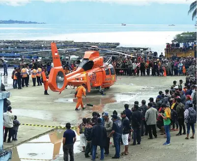  ?? EDI SARAGIH/METRO SIANTAR/JPG ?? KEKUATAN PENUH: Helikopter Basarnas dikerahkan ke Danau Toba untuk mencari korban KM Sinar Bangun.