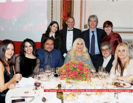  ??  ?? ”Su” Giménez , su hija, Mecha, Eduardo Cohen, Martin Kweller y su esposa, Rabino Bergman y amigos.