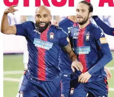  ?? LAPRESSE ?? L’attaccante del Crotone Armenteros festeggiat­o dopo il gol