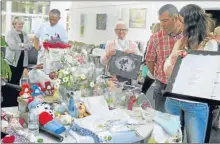  ??  ?? Autour des stands de nombreux visiteurs admiraient ou achetaient les objets confection­nés par nos aînés