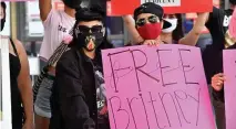  ?? FOTO: HARRISON / GETTY ?? „Free Britney“, „Befreit Britney“: Fans vor dem Gerichtsge­bäude in Los Angeles.