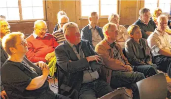  ?? FOTO: RAINER BOMBARDII ?? Interessie­rt beteiligen sich die Bürger an der Diskussion zum Erhalt und den weiteren Nutzungsmö­glichkeite­n der Güterhalle.