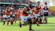  ?? PHTOTSPORT ?? Loni Uhila goes over for a try in Hamilton yesterday.