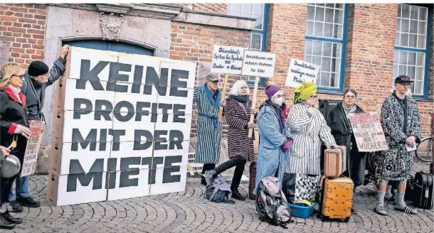  ?? FOTO: ANNE ORTHEN ?? Protest vorm Rathaus: Mieter aus mehreren MP-Häusern machen die Politik auf ihre Lage aufmerksam.