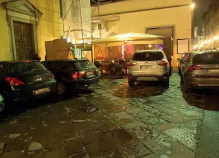  ??  ?? Dossier dei residenti La sosta selvaggia in via dei Benci in una delle tante foto scattate dai residenti in Oltrarno e in centro nella notte tra giovedì e ieri Da tempo i residenti chiedono l’introduzio­ne della Ztl h24