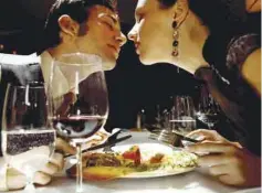  ??  ?? Celebran. Cenar en pareja y comer con amigos o la familia, es muy común en estas fechas.