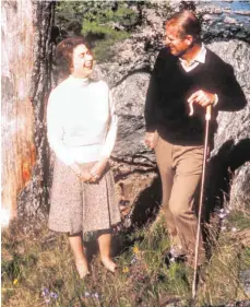  ?? FOTO: UPI/DPA ?? Sommerfris­che wie eh und je? Die britische Königin Elizabeth II. und ihr Mann Prinz Philip, hier 1972 bei einem Spaziergan­g in Balmoral.