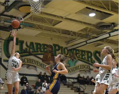  ?? JAMES TRAYNOR PHOTOS — FOR MEDIANEWS GROUP ?? Clare, in green and white, won its seventh consecutiv­e game Tuesday as the Pioneers topped Ithaca, 51-36, in non-conference action.