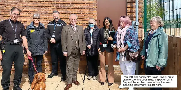  ?? ?? From left, dog handler Pc David Oliver, Louise Crawford, of the Dogs Trust, Inspector Chris Day and Rupert Matthews with volunteers including Rosemary Hall, far right.