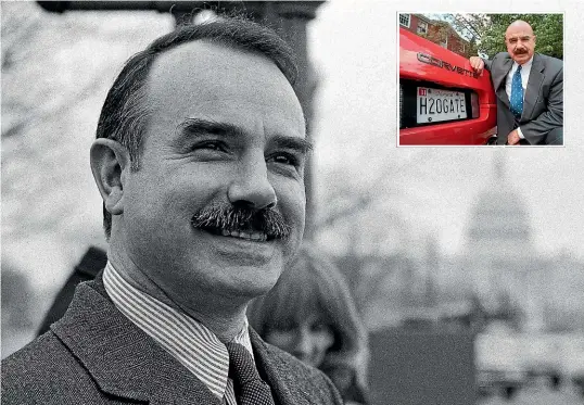  ?? AP ?? lawyer b November 30, 1930 d March 30, 2021
Watergate figure G Gordon Liddy in 1973, during a break in his trial in Washington; and, above right, in 1997 with his car licence plate.