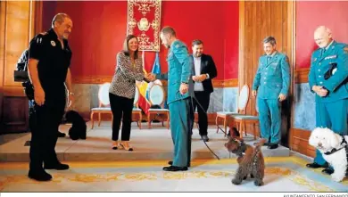  ?? AYUNTAMIEN­TO SAN FERNANDO ?? Momento en el que se entrega al perro Enzo a la Guardia Civil, en la sala capitular del Ayuntamien­to isleño.