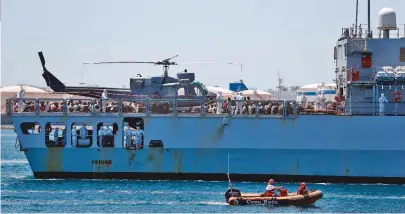  ??  ?? Um dos três barcos com imigrantes resgatados no mar que aportaram em Valencia, na Espanha, ontem