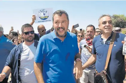  ?? DPA ?? Momento clave. Matteo Salvini, “hombre fuerte” italiano, saluda a simpatizan­tes en un acto en Policoro.