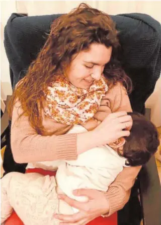  ?? ABC ?? Gloria del Rocío Villanueva Díaz con su bebé de diez meses en brazos