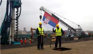  ?? ?? Des ouvriers attendent la cérémonie de la première pierre du projet Belgrade Waterfront à Belgrade, Serbie, dimanche 27 septembre 2015.